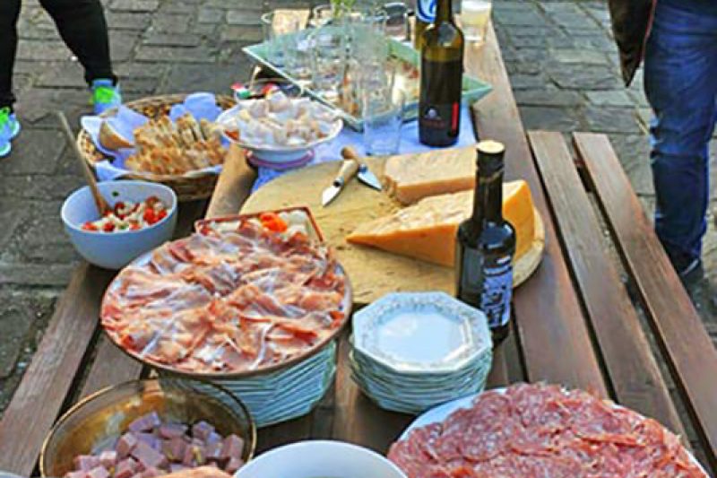 Food-and-italian-wine-at-Casa-Bezzia